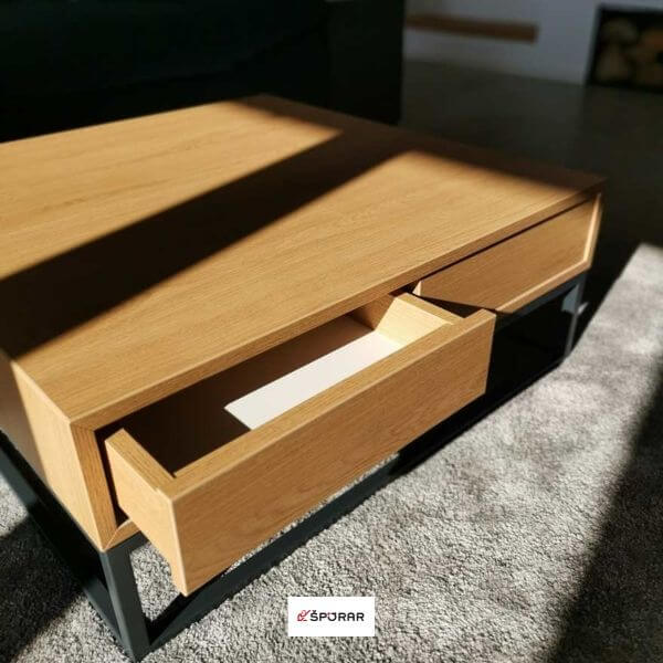 Moderna klubska mizica